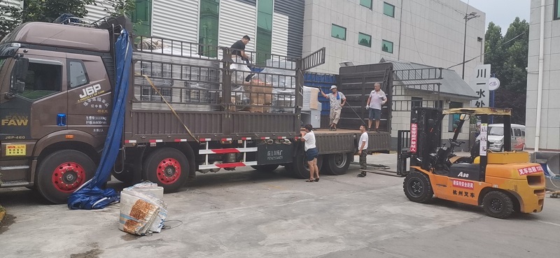 【川一股份】瓶装水灌装设备发往沈阳