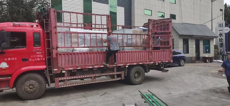 【川一股份】大桶灌装设备及袋装水设备发往泗水