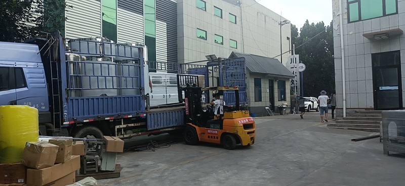 【川一股份】双级反渗透设备+150桶/小时大桶灌装设备发往河南