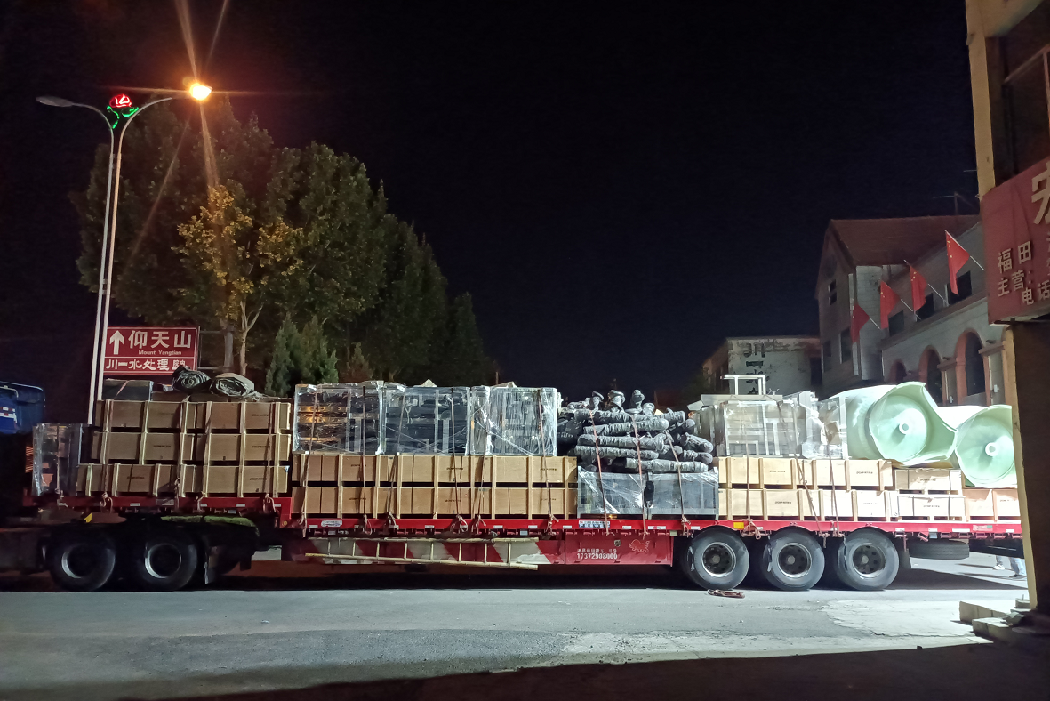 【川一股份】35台变频供水机组设备装车发往云南昆明市