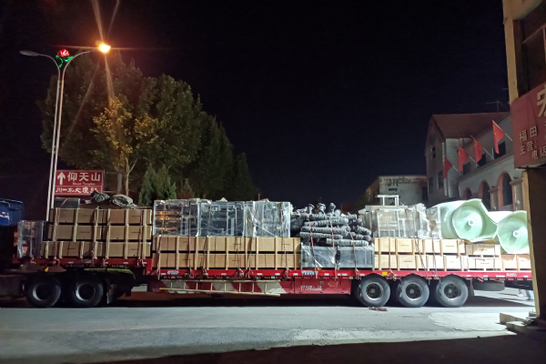 【川一股份】35台变频供水机组设备装车发往云南昆明市